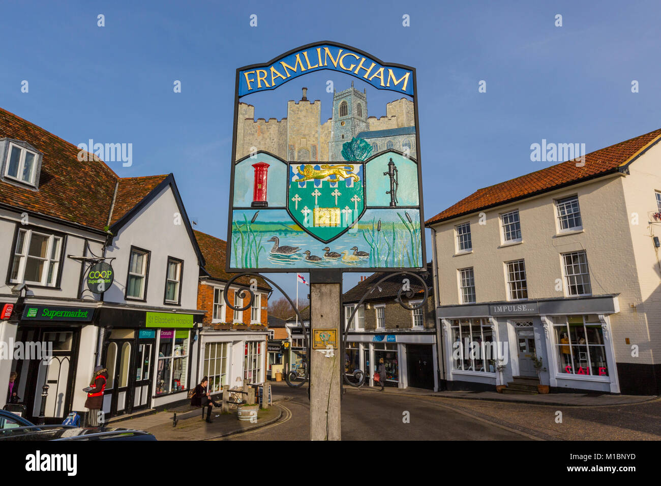 Framlingham, Suffolk, UK. Le panneau du village dans la région de Market HIll. Banque D'Images