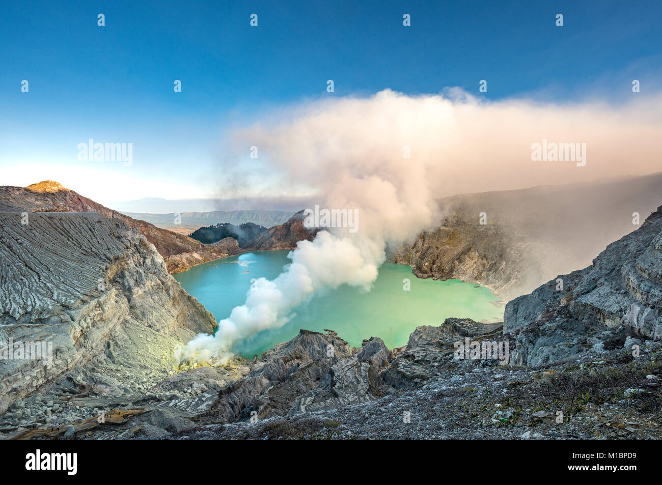 volcan-kawah-ijen-crat-re-volcanique-avec-le-lac-du-crat-re-fumant-et