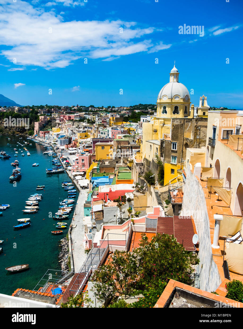 Vue sur l'île de Procida avec ses maisons colorées, le port et la Marina di Corricella, île de Procida Banque D'Images