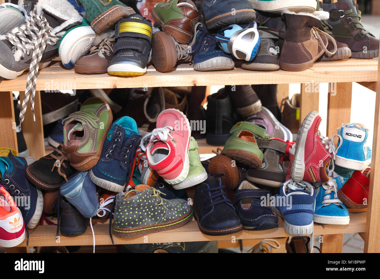 Reuse a shoe Banque de photographies et d'images à haute résolution - Alamy