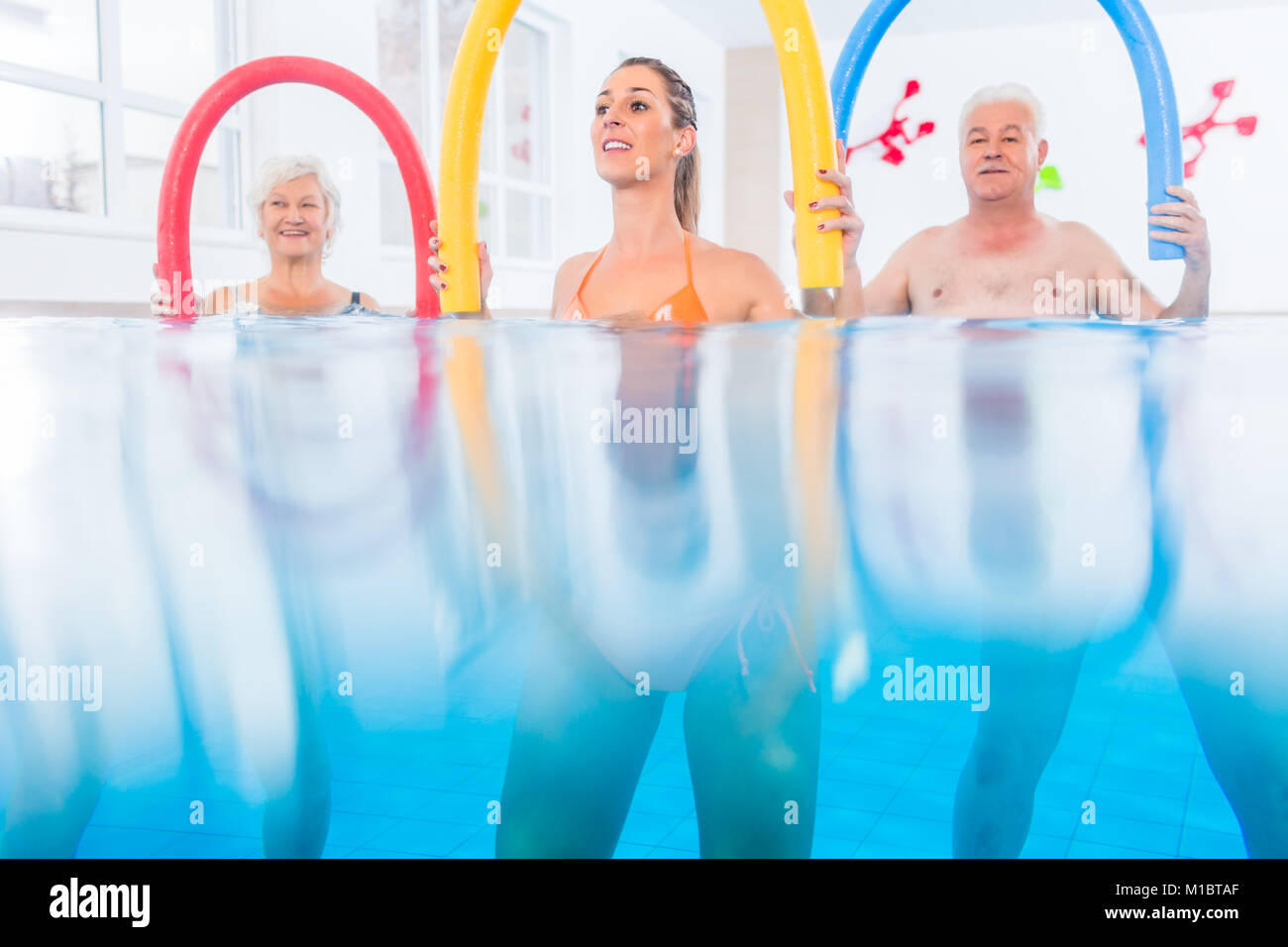 Dans l'eau Groupe de formation en thérapie physique Banque D'Images