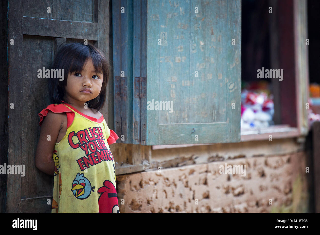 Jeune fille douce à Ban Hat Sa Village à rivière Nam Ou, dans le Nord du Laos, en Asie du sud-est Banque D'Images