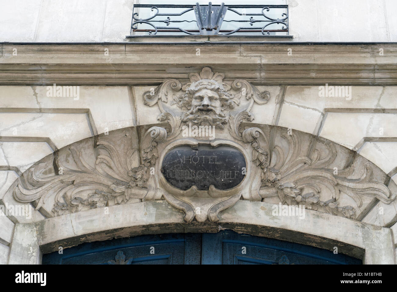 Une ancienne résidence sur la rue pavée dans le quartier du Marais de Paris porte le nom de son propriétaire du 18ème siècle, une petite-fille de Christine de Lausage Banque D'Images