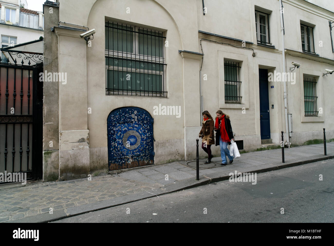 Une école juive sur la rue pavée dans le quartier du Marais à Paris est affilié à un Juif orthodoxe, synagogue Agoudas Hakehilos. Banque D'Images