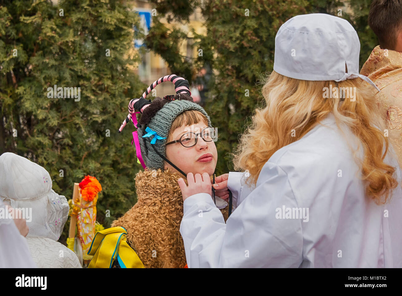 Lviv, Ukraine - janvier 07, 2018 : les événements de Noël dans le centre de la ville. Les jeunes se préparent pour l'inconnu de la rue Lviv., Ukraine. Banque D'Images