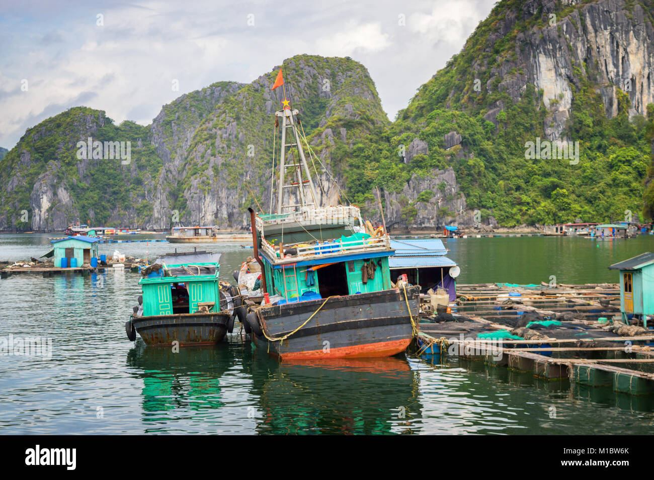 La baie d'Halong, Vietnam village flottant Banque D'Images