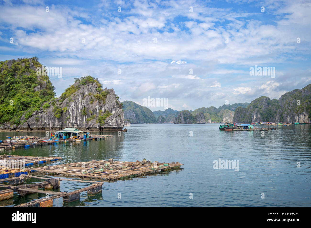 La baie d'Halong, Vietnam village flottant Banque D'Images