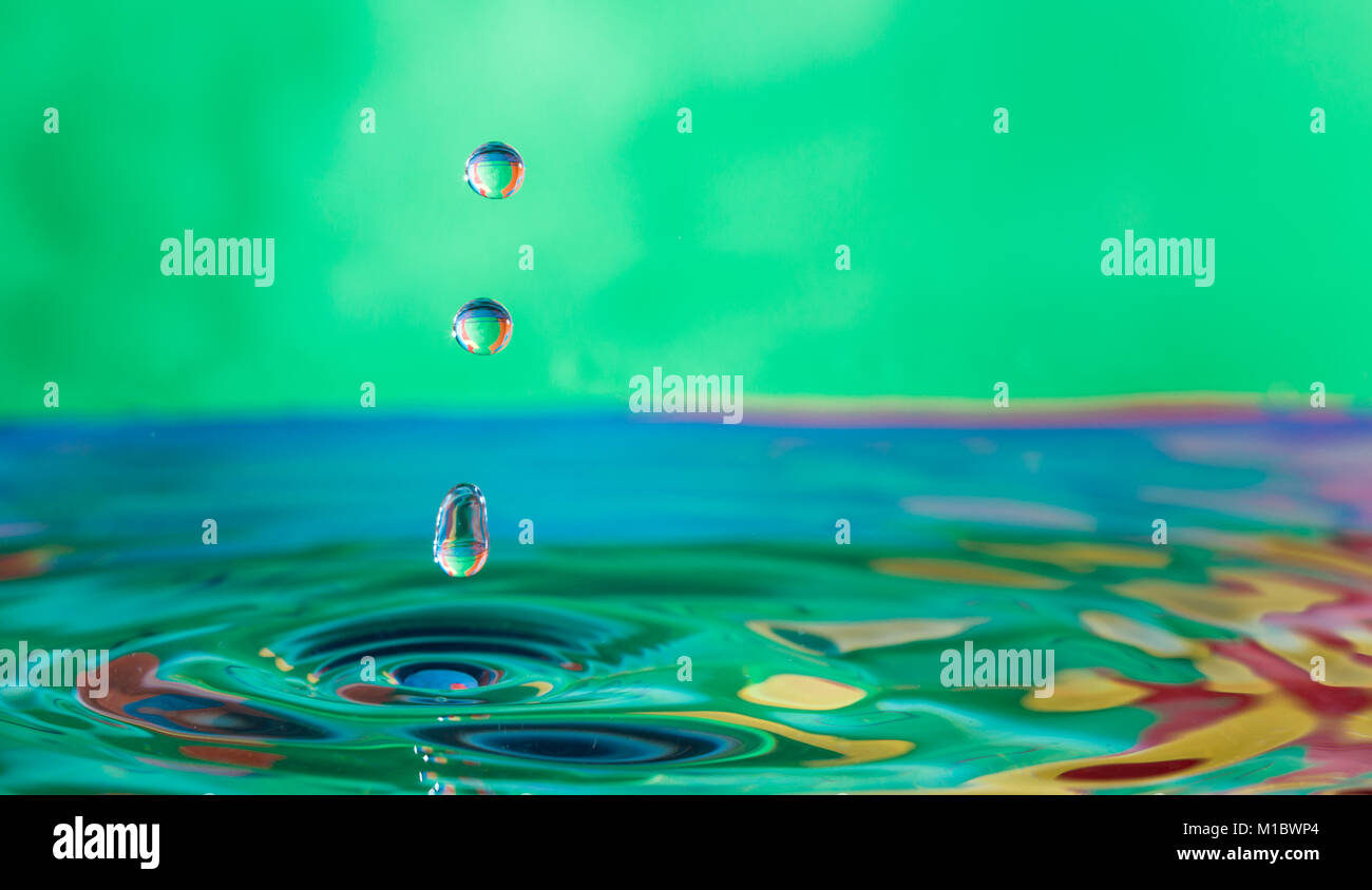 Close up of colorful les gouttelettes d'eau tombant Banque D'Images