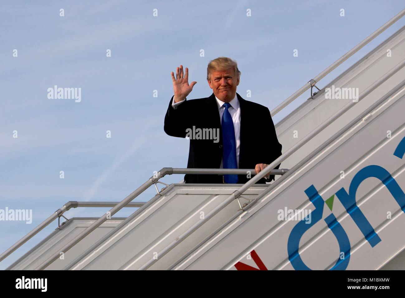 Président américain Donald Trump vagues comme il arrive de le Forum économique mondial 25 janvier 2018 à Davos, en Suisse. Banque D'Images