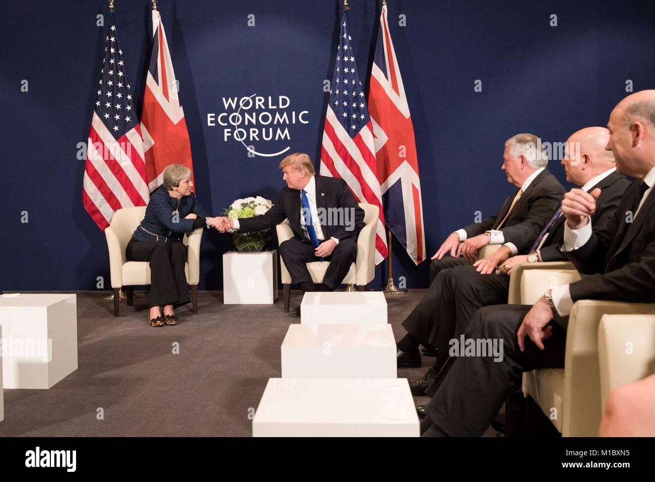Président américain Donald Trump, serre la main du Premier ministre britannique Theresa May, gauche, lors d'une réunion bilatérale en marge du Forum économique mondial, le 26 janvier 2018 à Davos, en Suisse. Banque D'Images