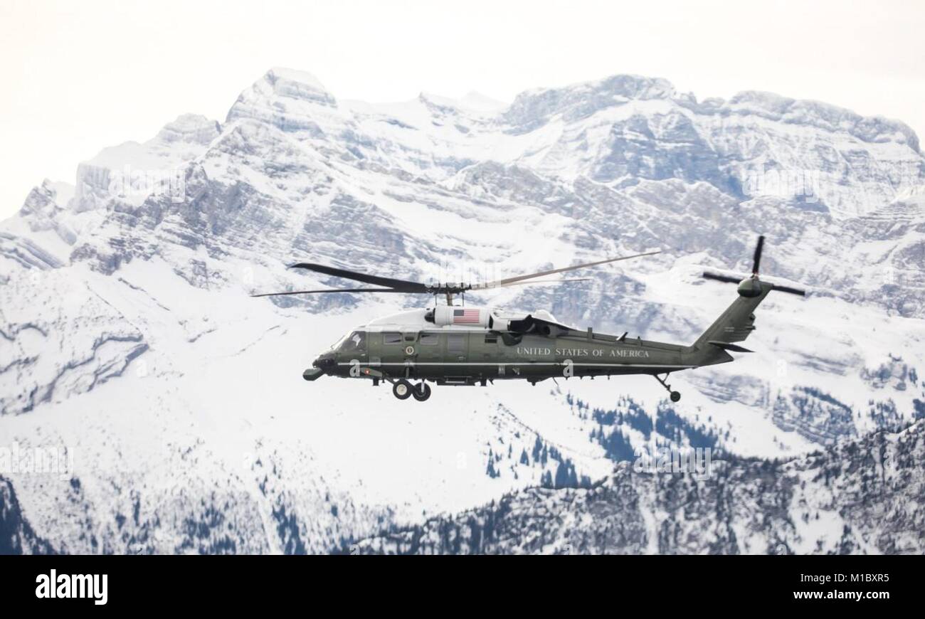 Marine One vole au-delà des Alpes enneigés comme président américain Donald Trump arrive pour assister au Forum économique mondial 25 janvier 2018 à Davos, en Suisse. Banque D'Images
