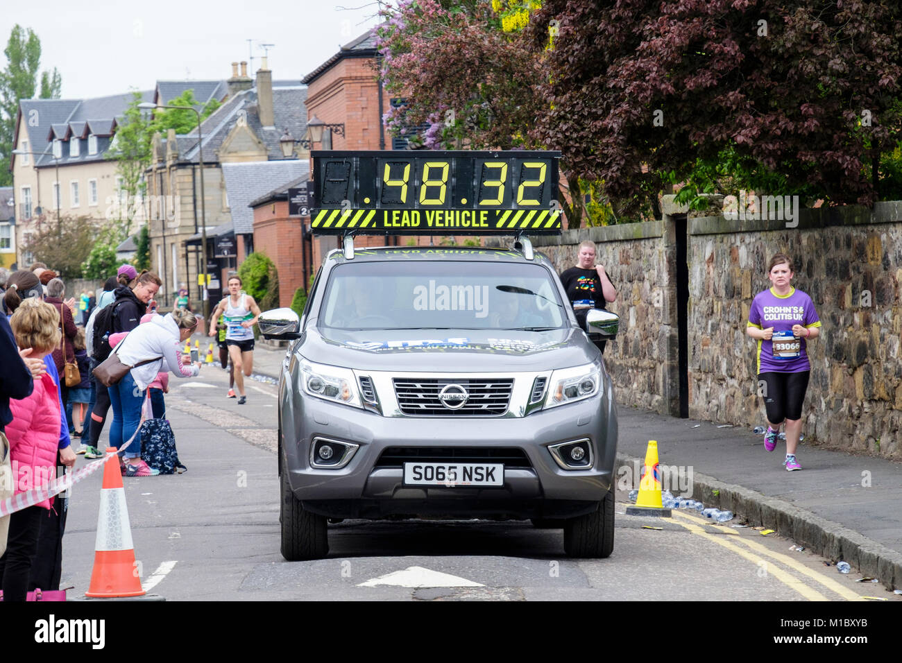Véhicule de tête dans l'Edinburgh marathon 2016 avec les spectateurs sur la route. Linkfield Road, Musselburgh, Édimbourg, Écosse, Royaume-Uni, Angleterre Banque D'Images