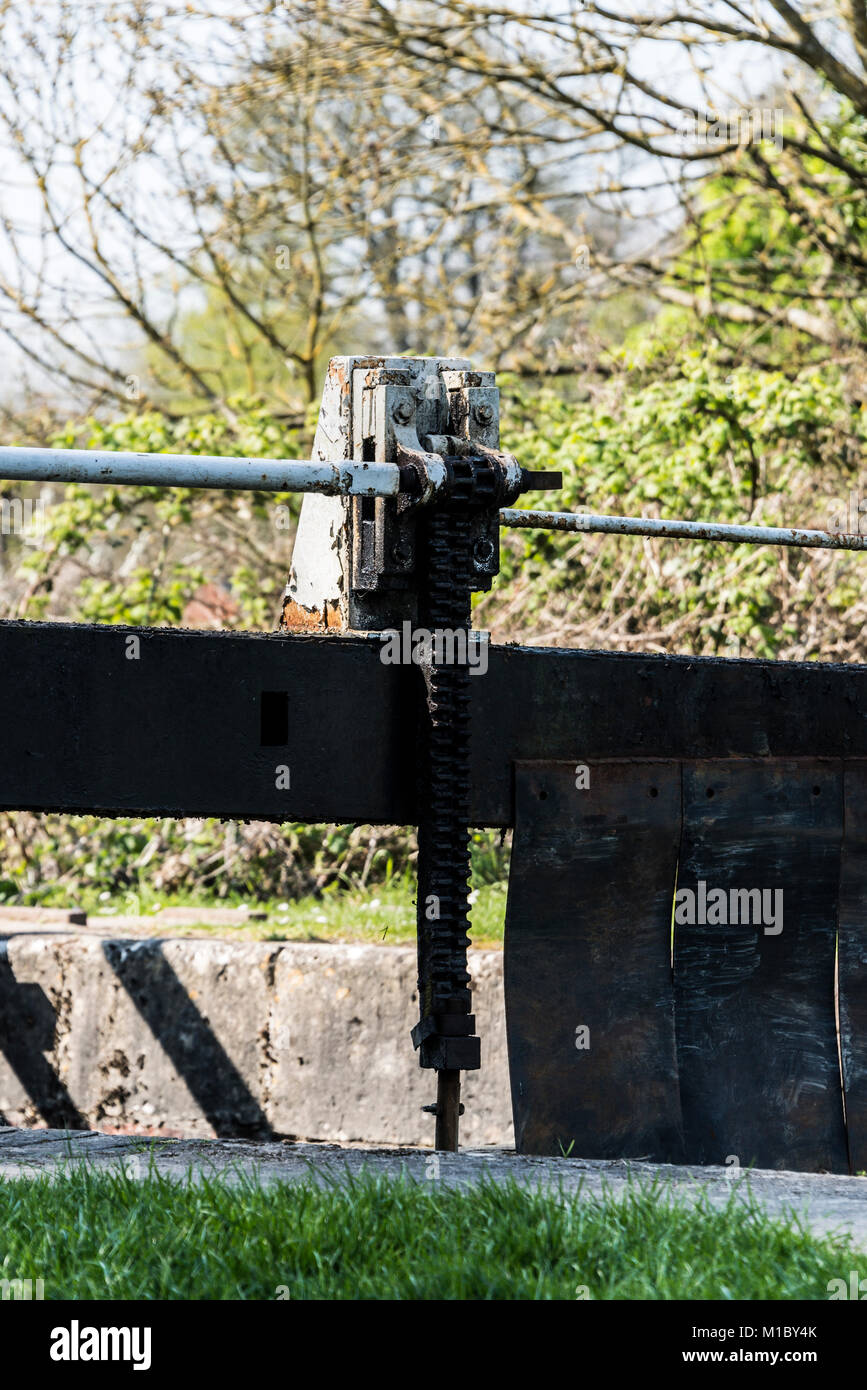 Le mécanisme de remontage automatique d'une porte d'écluse sur le canal Kennet & Avon à Caen Hill Devizes, Wiltshire, vol Banque D'Images