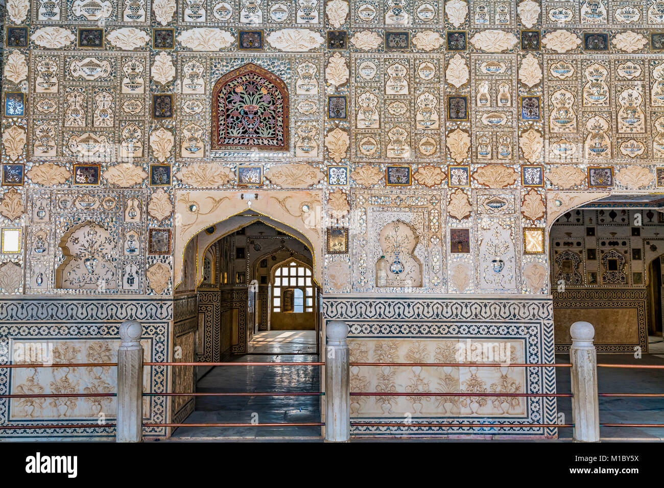 Fort Amber Jaipur vue de Sheesh Mahal - architecture complexe d'art mural avec mosaïque de verres et miroirs. Banque D'Images