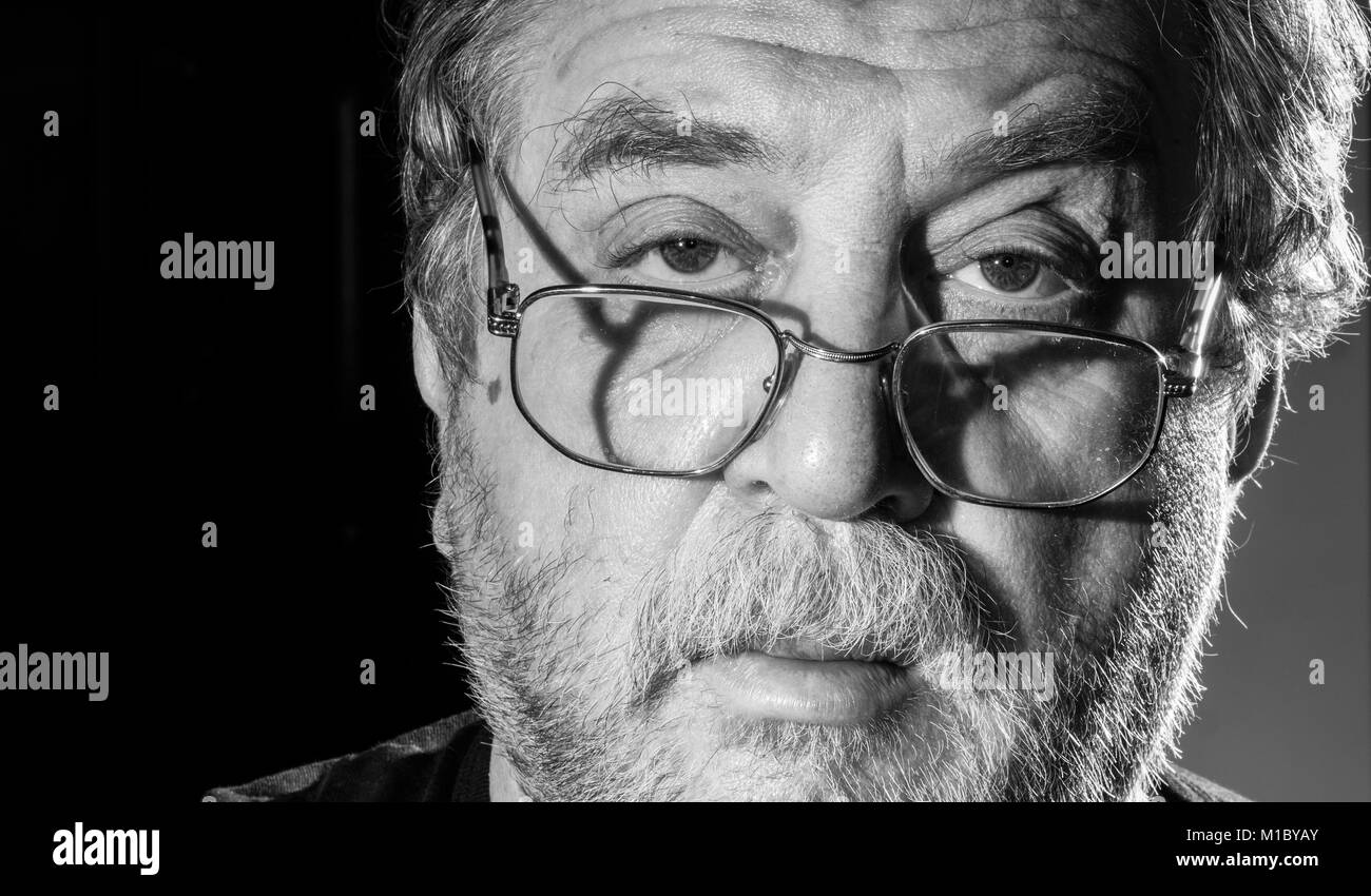 Pensive man with glasses Banque D'Images