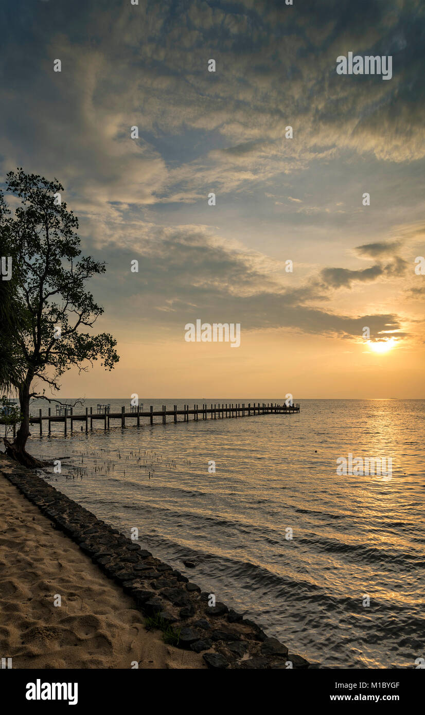 Coucher de soleil et vue sur la jetée de kep cambodge coast Banque D'Images