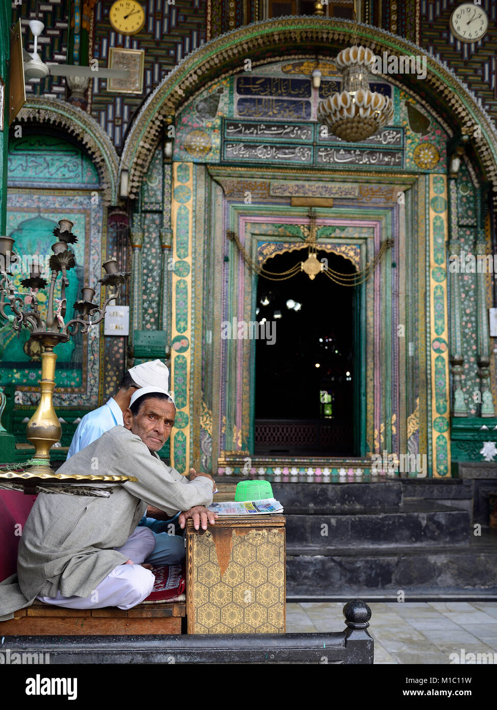 SRINAGAR, Jammu-et-Cachemire, l'INDE - 20 juin 2017 : imam musulman accueillant fidèles avant l'entrée d'une mosquée en bois unique vert, Shah E Hamdan Banque D'Images