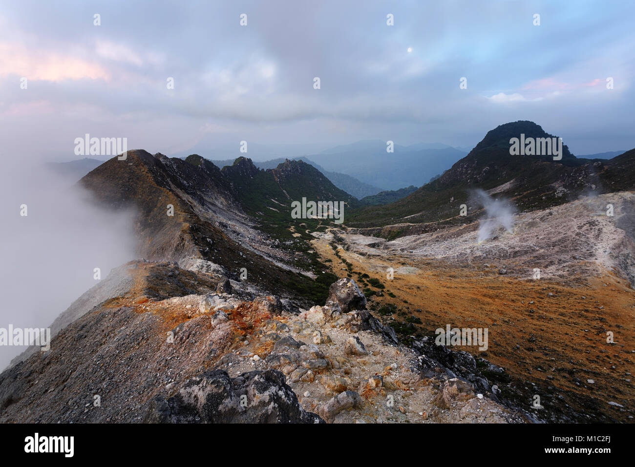 Volcan Sibayak au lever du soleil. Berastagi, nord de Sumatra. L'Indonésie Banque D'Images