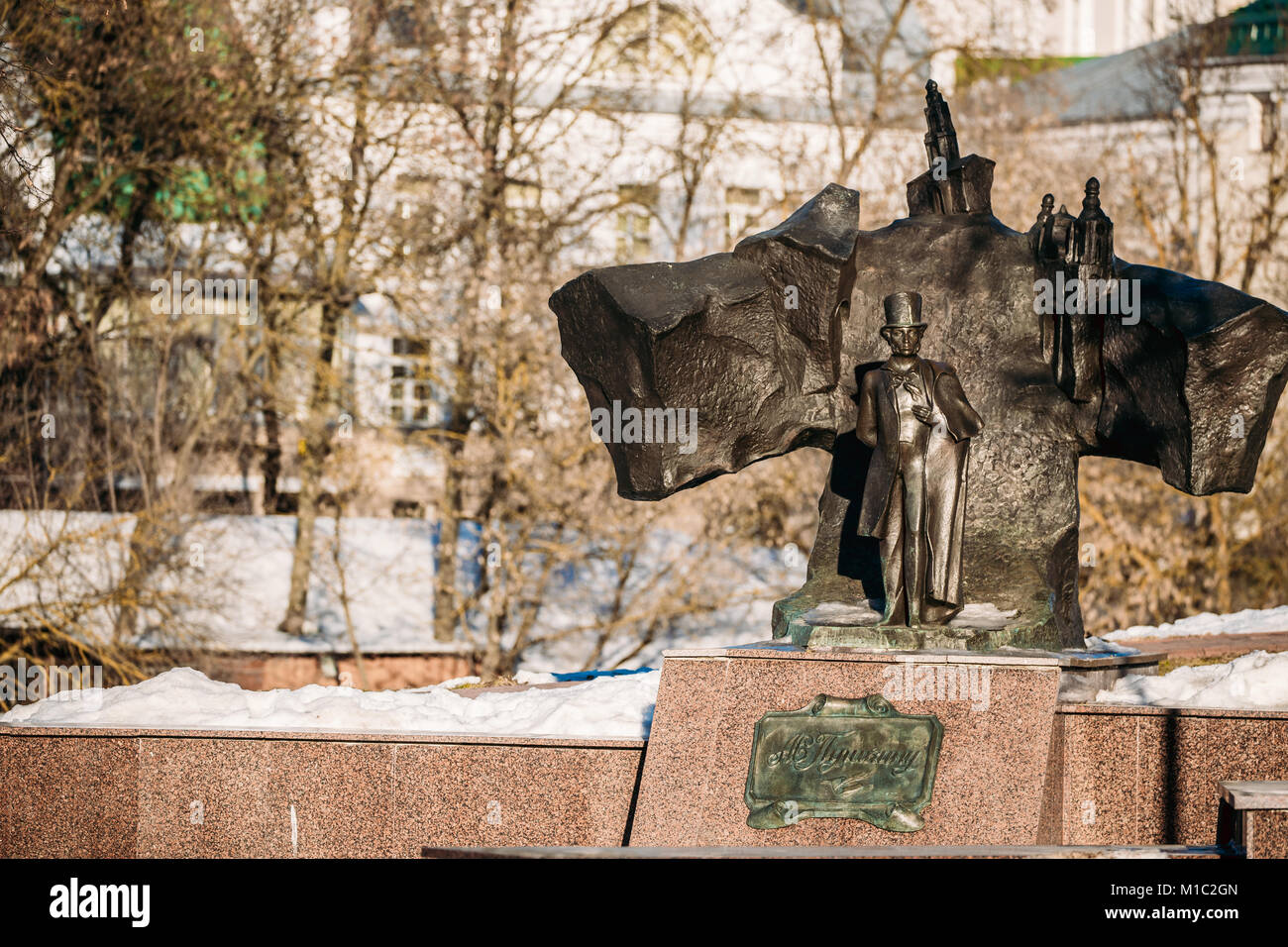 Minsk, Belarus. Monument à Alexandre Sergueïevitch Pouchkine est écrivain, dramaturge et romancier, près de pont de Pouchkine. Banque D'Images