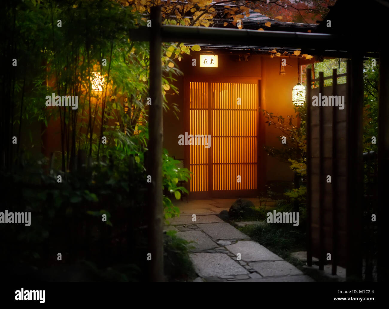 Lanternes illuminées avec porte d'entrée d'Mizai, restaurant Kaiseki japonaise traditionnelle dans la soirée. Higashiyama, Kyoto, Japon, 2017. Banque D'Images