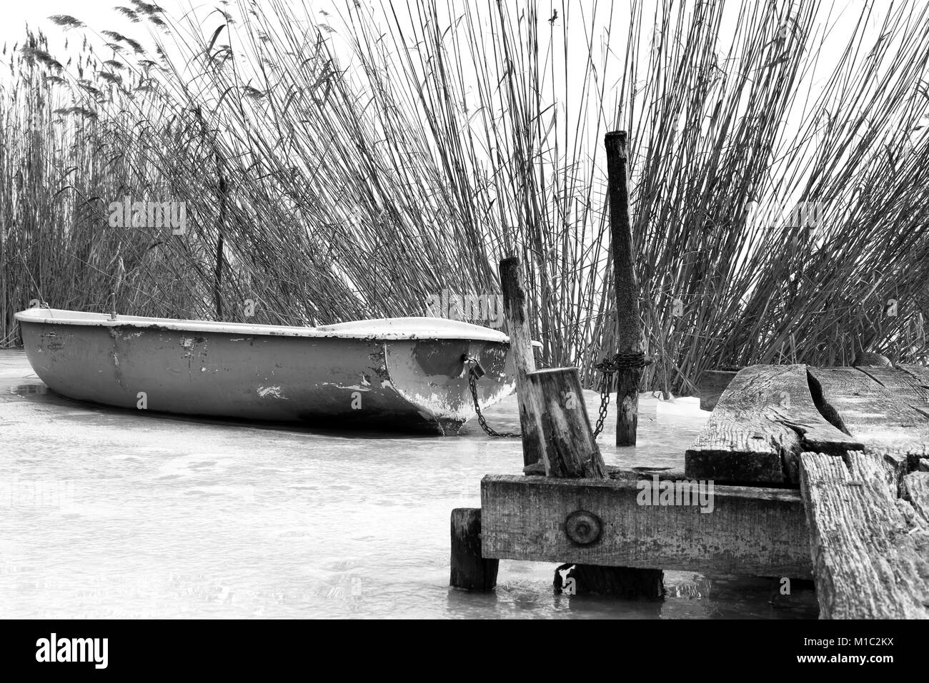 Bateau de pêcheur en hiver au lac Balaton, Hongrie Banque D'Images