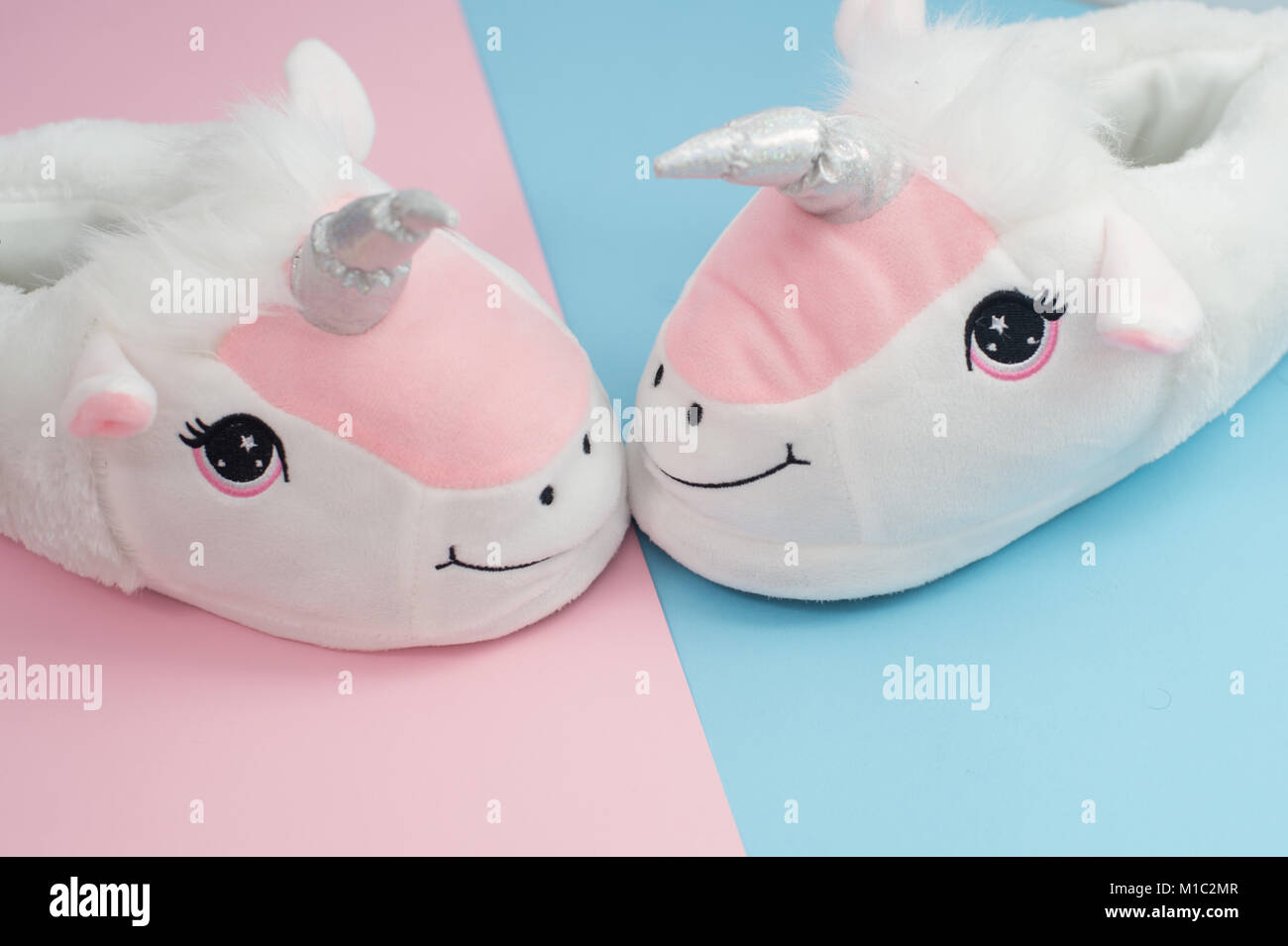 Pop art paire de chaussons unicorn moelleux Banque D'Images