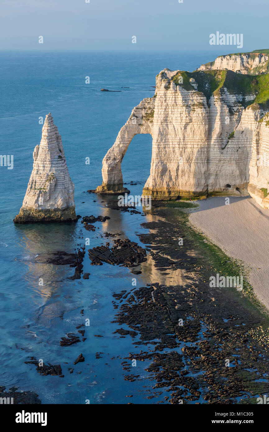 Falaise d'Aval avec porte d'aval et l'aiguille d'Etretat vu du Chemin des Douaniers, Étretat, Seine-Maritime, Normandie, France, Europe. Banque D'Images