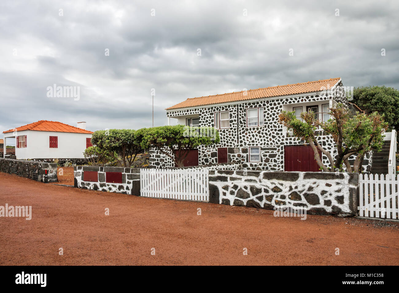 Village traditionnel sur l'île de Pico avec des maisons de pierre volcanique noire, Açores Banque D'Images