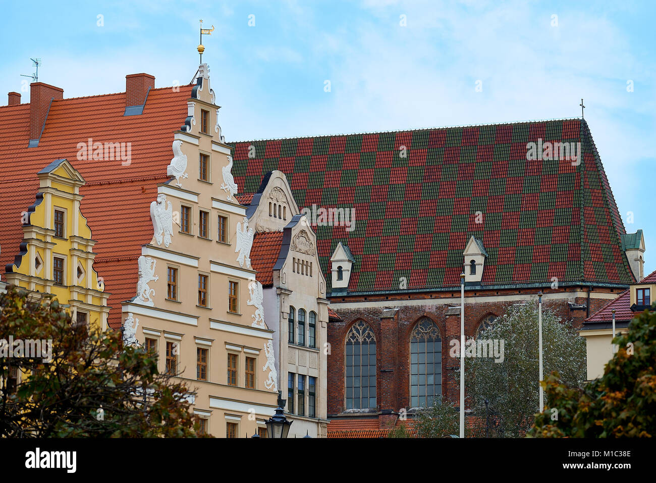 Wroclaw et anciennes maisons de ville sur la place du marché avec l'église Sainte Elisabeth pendant le coucher du soleil en Pologne Banque D'Images