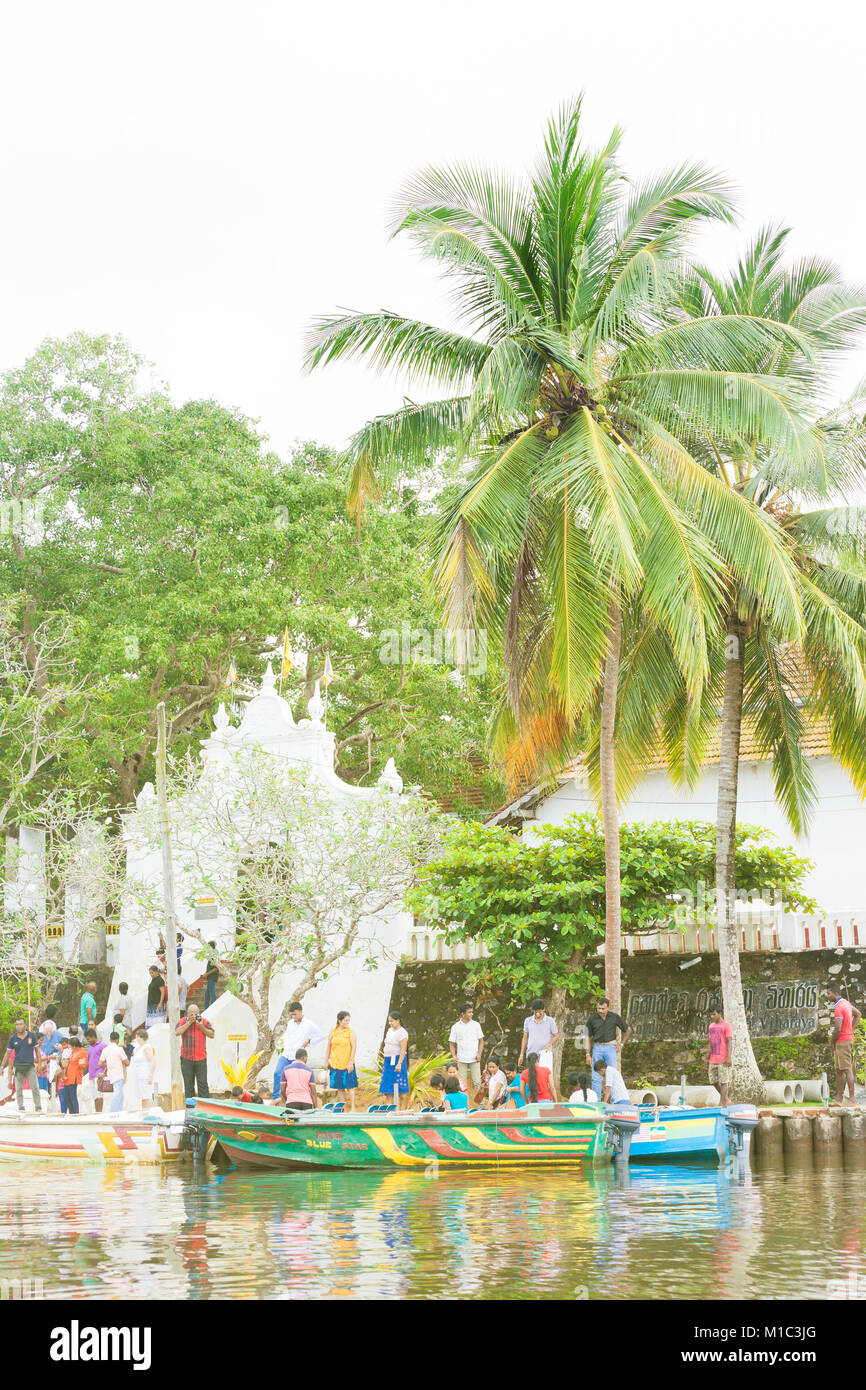 Madu Ganga, Balapitiya, Sri Lanka - DÉCEMBRE 2015 - Plusieurs pèlerins au Temple d'Koddhuwa au sein de Maduganga lake, en Asie Banque D'Images