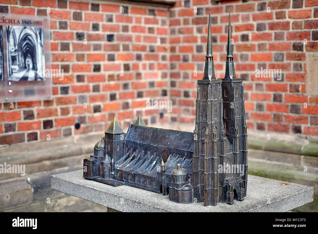 Miniature en bronze de la cathédrale de Saint Jean Baptiste de Wroclaw est le siège de l'Archidiocèse de Wroclaw et un monument de l'EC Banque D'Images