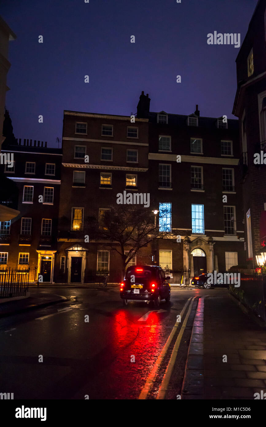 London cab passant par posh maisons géorgiennes de nuit à Mayfair, Londres, Angleterre, RU Banque D'Images