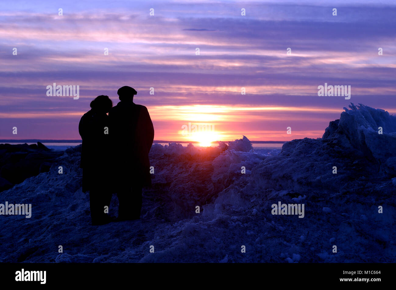 Un couple regardant le coucher du soleil à Corporation Plage dans Dennis, Massachusetts à Cape Cod, USA Banque D'Images