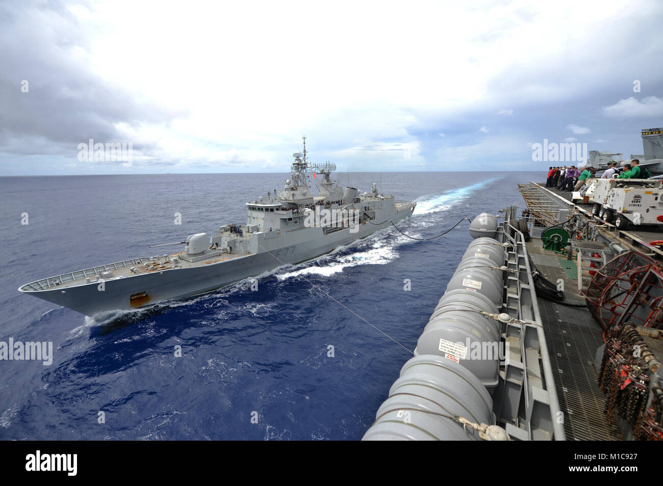 Les eaux au large de Guam (30 juin 2017) La frégate de classe ANZAC HMNZS Te Kaha (F77) effectue une reconstitution en cours en mer avec l'USS Nimitz (CVN 68), le 2 juillet 2017, dans l'océan Pacifique. La Royal New Zealand Navy et de la Marine Forces canadiennes s'entraînent ensemble pour améliorer l'interopérabilité et la volonté d'apporter la stabilité et la sécurité pour l'Indo-Asia Région du Pacifique. (U.S. Navy Banque D'Images