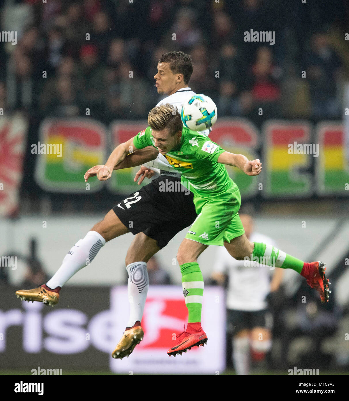 Frankfurt, Deutschland. 26 janvier, 2018. Timothy CHANDLER hinten (F) par rapport à des duels de gi Patrick HERRMANN (MG), action, Fussball 1. Bundesliga, 20. Journée, Eintracht Frankfurt (F) - Borussia Mönchengladbach (MG), am 26.01.2018 à Francfort/Allemagne. Dans le monde d'utilisation |Crédit : afp/Alamy Live News Banque D'Images