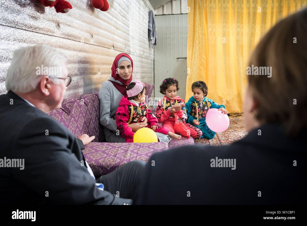 Amman, Jordanie. 29 janvier, 2018. Documentation - le Président allemand Frank-Walter Steinmeier (l) et son épouse Elke Buedenbender visiter une famille de réfugiés au camp de personnes déplacées d'Azraq 'Al' à Amman, Jordanie, 29 janvier 2018. Steinmeier est sur un 5 jours de voyage en Jordanie et au Liban. (À L'ATTENTION DES RÉDACTEURS : EDITORIAL N'UTILISER QUE DANS LE CADRE DES RAPPORTS DE CRÉDIT OBLIGATOIRE : 'Steffen Kugler/Bundesregierung/dpa') Credit : Steffen Kugler/Bundesregierung/dpa/Alamy Live News Banque D'Images