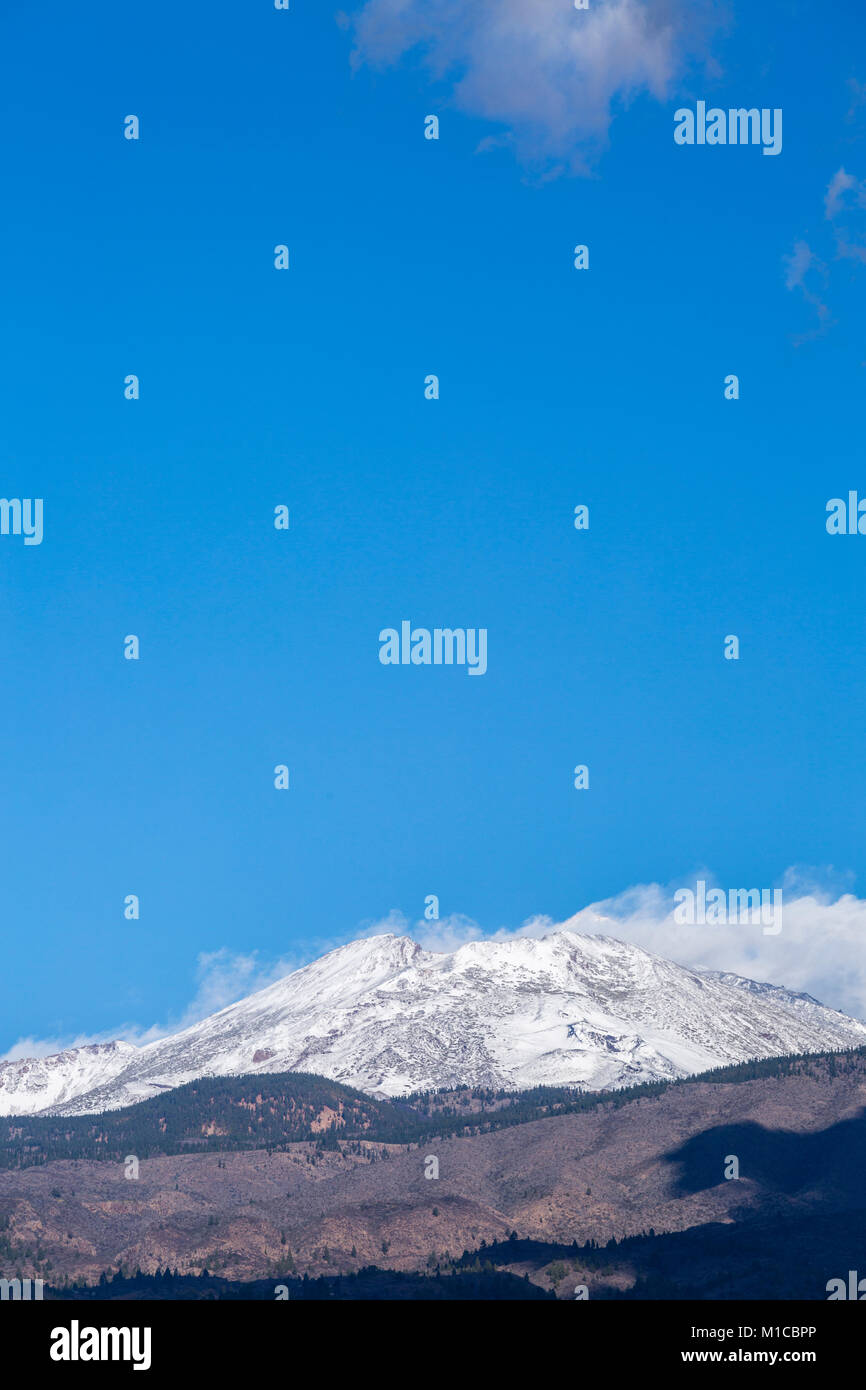 Tenerife, Canaries. 29 janvier 2018. Le Mont Teide couvert de neige pour la première fois cet hiver. Chutes de neige depuis longtemps de fermer tous les accès au parc national. Le Mont Teide et le Pico Viejo vu dans une fracture dans les nuages de la côte de Tenerife. Banque D'Images