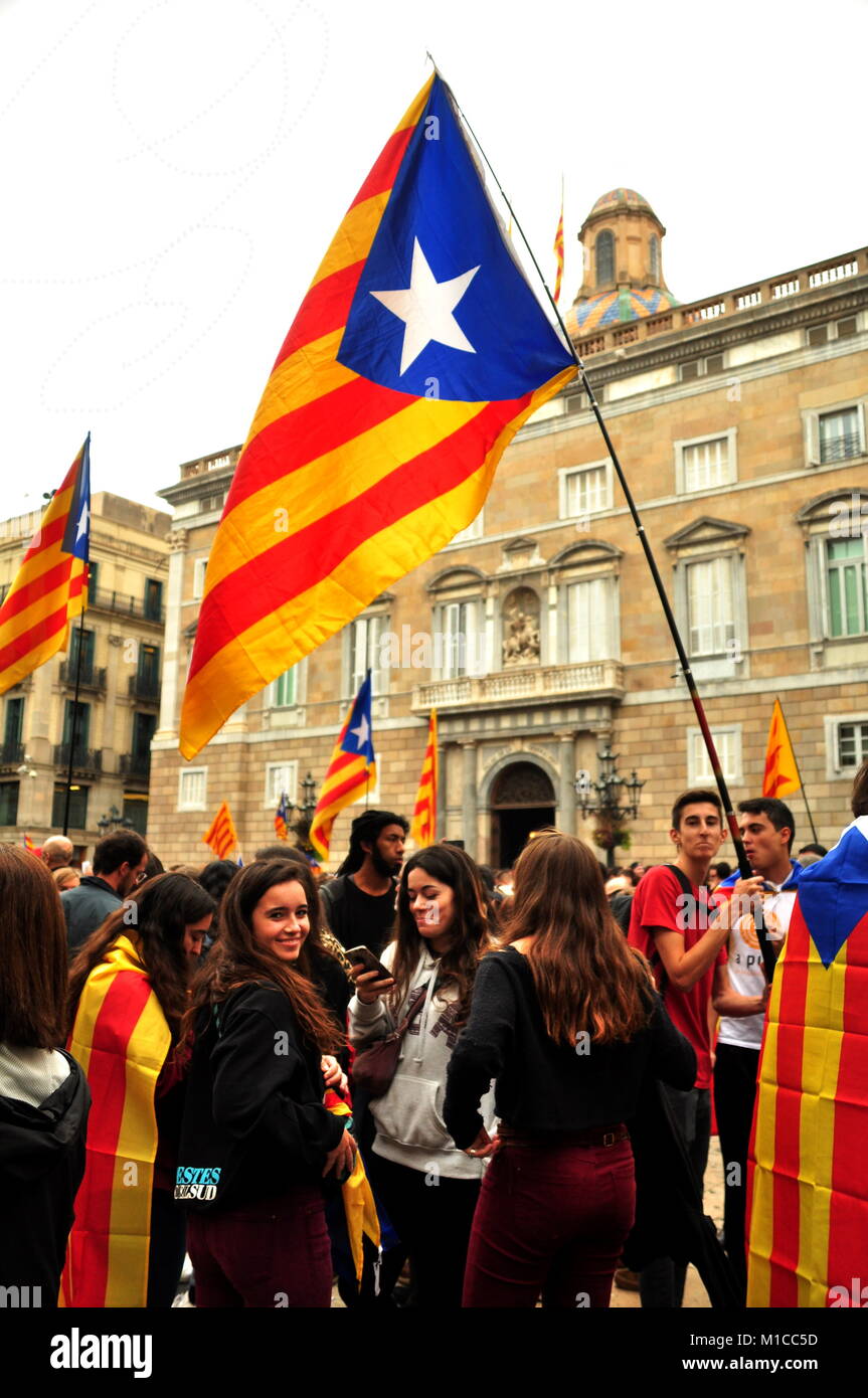 Barcelone, Catalogne, Espagne. Nov 8, 2017. Les jeunes catalans de protestation contre le gouvernement espagnol devant le Conseil de la ville de Barcelone au cours d'une grève générale. Ils portent le drapeau indépendantiste, le ''estelada' Credit : Laura Calonge/SOPA/ZUMA/Alamy Fil Live News Banque D'Images