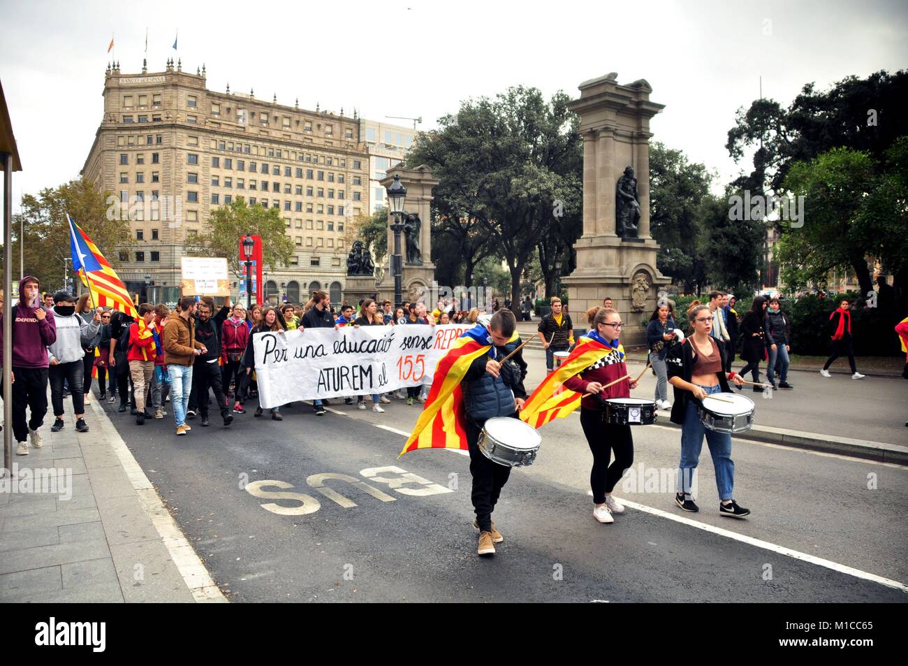 Barcelone, Catalogne, Espagne. Nov 8, 2017. Les jeunes catalans de protestation contre le gouvernement espagnol au milieu des rues de Barcelone. Ils portent le drapeau indépendantiste, le ''estelada'', et une réclamation de l'éducation catalan gratuitement du gouvernement central (Article 155) menaçant la culture locale. Crédit : Laura Calonge/SOPA/ZUMA/Alamy Fil Live News Banque D'Images