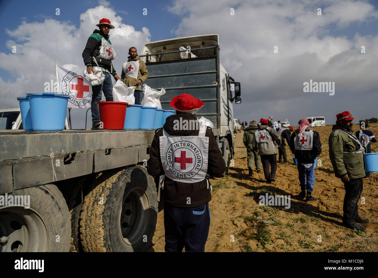 Rafah, au sud de la bande de Gaza. 29 janvier, 2018. Les agriculteurs palestiniens dont les exploitations sont en proximité avec les frontières israéliennes cultiver leurs terres avec l'aide du Comité international de la Croix-Rouge (CICR) à Rafah, au sud de la bande de Gaza, 29 janvier 2018. Credit : Mohammed Talatene/dpa/Alamy Live News Banque D'Images