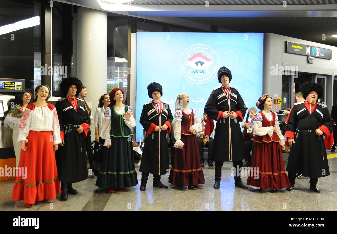 Sochi, Russie. 29 janvier, 2018. Un groupe folklorique russe effectue tout en se félicitant de la République les délégués de la Fédération syrienne soutenue par des entretiens à Sotchi, Russie, le 29 janvier 2018. La Russie a pendant longtemps été la préparation de la République parle à Sotchi prévue les 29 et 30 de ce mois, 1 600 personnes à l'invitation de la mer Noire russe de Sotchi resort pour le Congrès du dialogue national visant à résoudre la crise de plusieurs années dans le pays arabe. Credit : Ammar Safarjalani/Xinhua/Alamy Live News Banque D'Images