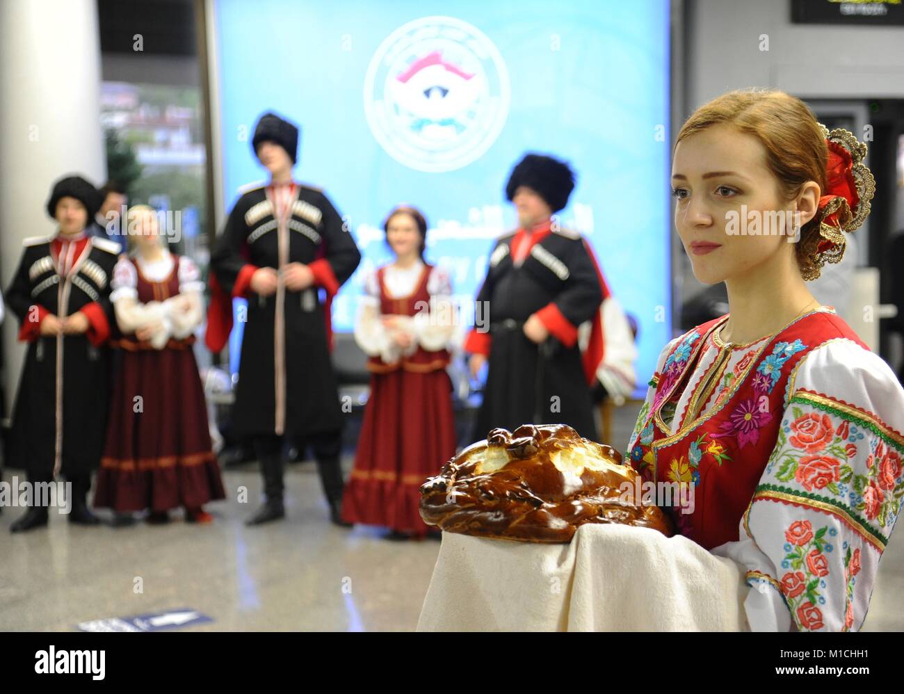 Sochi, Russie. 29 janvier, 2018. Un groupe folklorique russe se félicite de la République les délégués de la Fédération syrienne soutenue par des entretiens à Sotchi, Russie, le 29 janvier 2018. La Russie a pendant longtemps été la préparation de la République parle à Sotchi prévue les 29 et 30 de ce mois, 1 600 personnes à l'invitation de la mer Noire russe de Sotchi resort pour le Congrès du dialogue national visant à résoudre la crise de plusieurs années dans le pays arabe. Credit : Ammar Safarjalani/Xinhua/Alamy Live News Banque D'Images