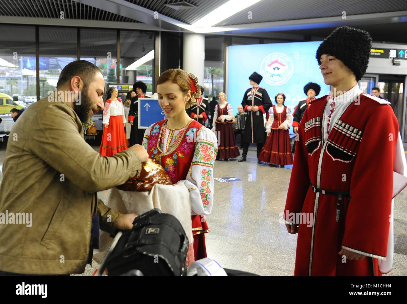 Sochi, Russie. 29 janvier, 2018. Un groupe folklorique russe se félicite de la République les délégués de la Fédération syrienne soutenue par des entretiens à Sotchi, Russie, le 29 janvier 2018. La Russie a pendant longtemps été la préparation de la République parle à Sotchi prévue les 29 et 30 de ce mois, 1 600 personnes à l'invitation de la mer Noire russe de Sotchi resort pour le Congrès du dialogue national visant à résoudre la crise de plusieurs années dans le pays arabe. Credit : Ammar Safarjalani/Xinhua/Alamy Live News Banque D'Images