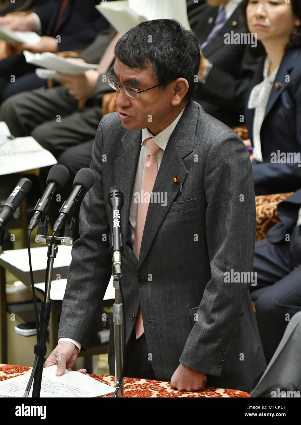 Tokyo, Japon. 30Th Jan, 2018. Le Ministre japonais des affaires étrangères Taro Kono répond aux questions d'un législateur de l'opposition à propos de Japans la non-participation au traité d'interdiction des armes nucléaires lors d'une séance de questions-réponses de la chambre basse alimentation comité budgétaire, le mardi 30 janvier, 2018. Le Japon n'ont pas voté pour le premier accord international juridiquement contraignant pour interdire l ?arme nucléaire, avec l'objectif de parvenir à leur élimination totale ?. ? Credit : Natsuki Sakai/AFLO/Alamy Live News Banque D'Images