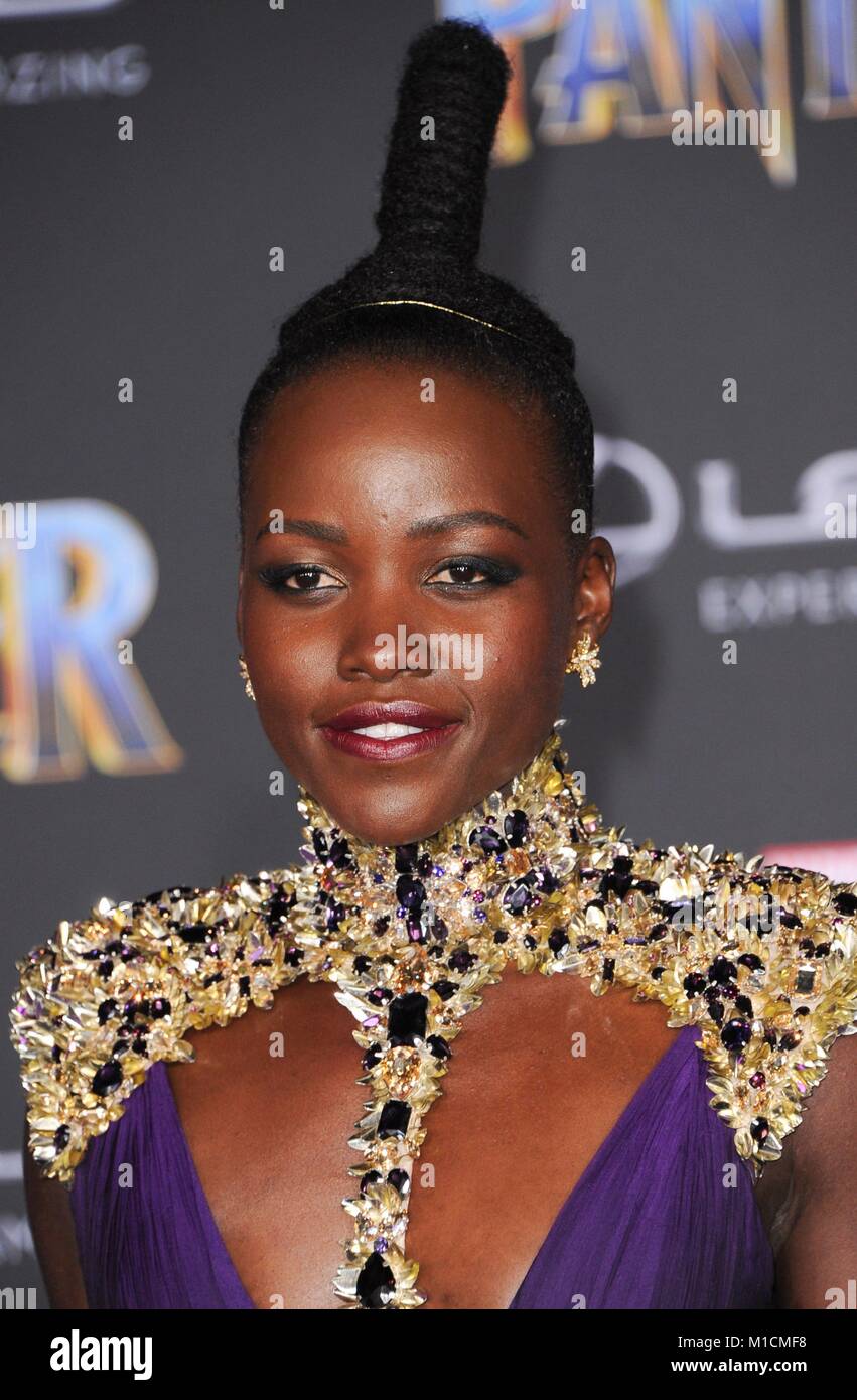 Lupita Nyong'o au niveau des arrivées pour Marvel Studios BLACK PANTHER Premiere, le Kodak Theater à Hollywood et Highland Center, Los Angeles, CA, le 29 janvier 2018. Photo par : Elizabeth Goodenough/Everett Collection Banque D'Images