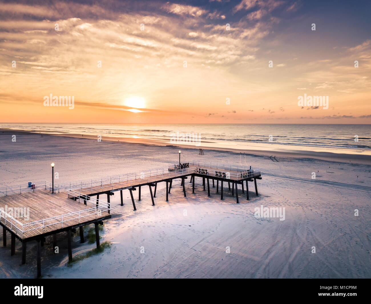 Lever du soleil sur l'océan plage et quai en bois vue aérienne Banque D'Images