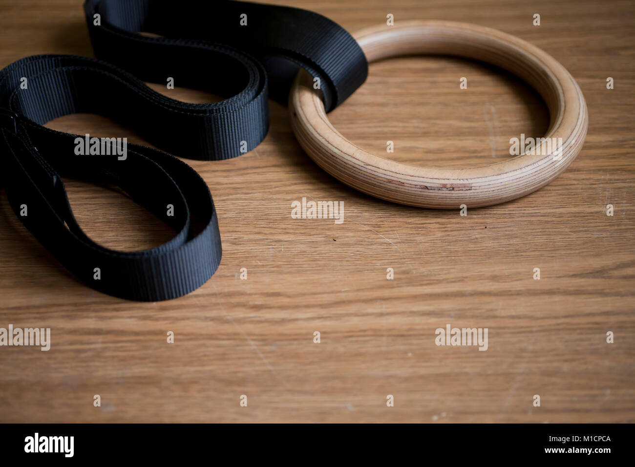 L'équipement de sport sur le sol- anneaux de gymnastique Banque D'Images