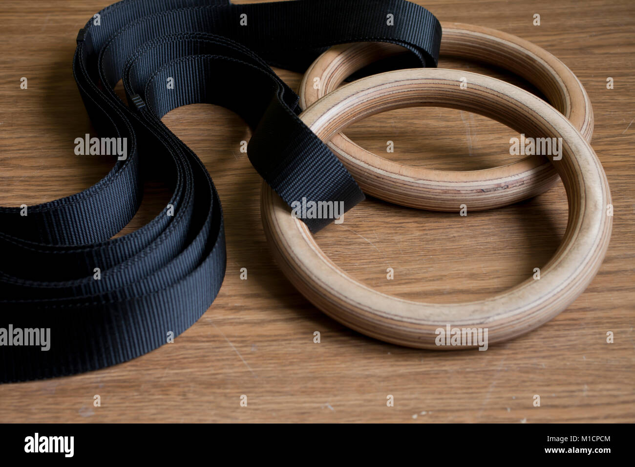 L'équipement de sport sur le sol- anneaux de gymnastique Banque D'Images