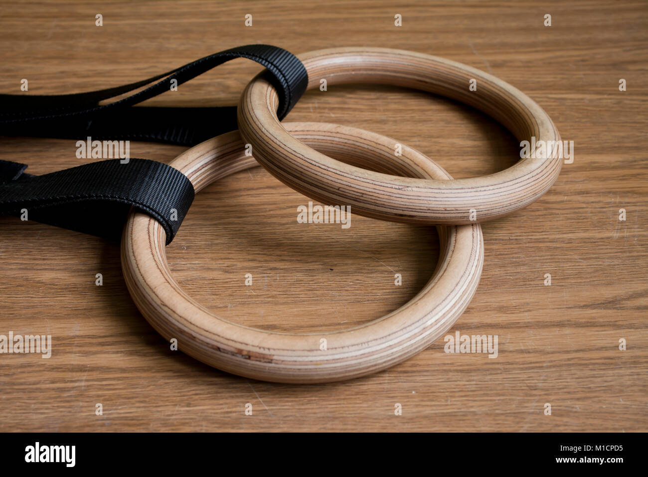 L'équipement de sport sur le sol- anneaux de gymnastique Banque D'Images