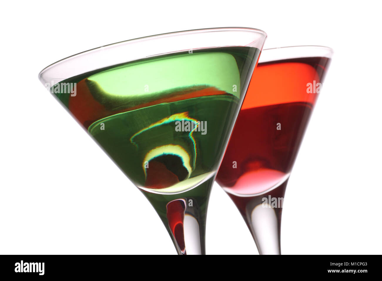 Appletini et Woo woo cocktails, isolé sur un fond blanc. Banque D'Images
